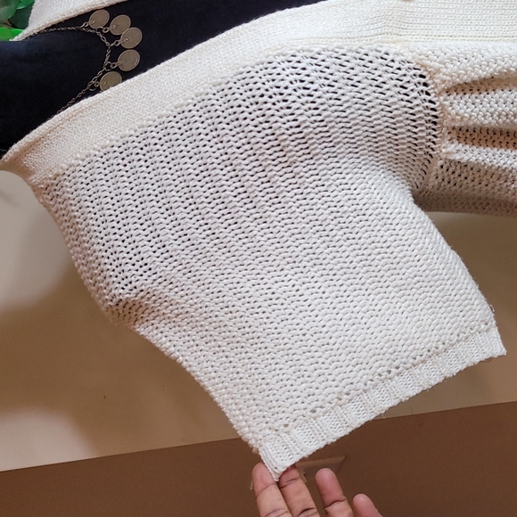 Beautiful sweater! - Picture 3 of 7